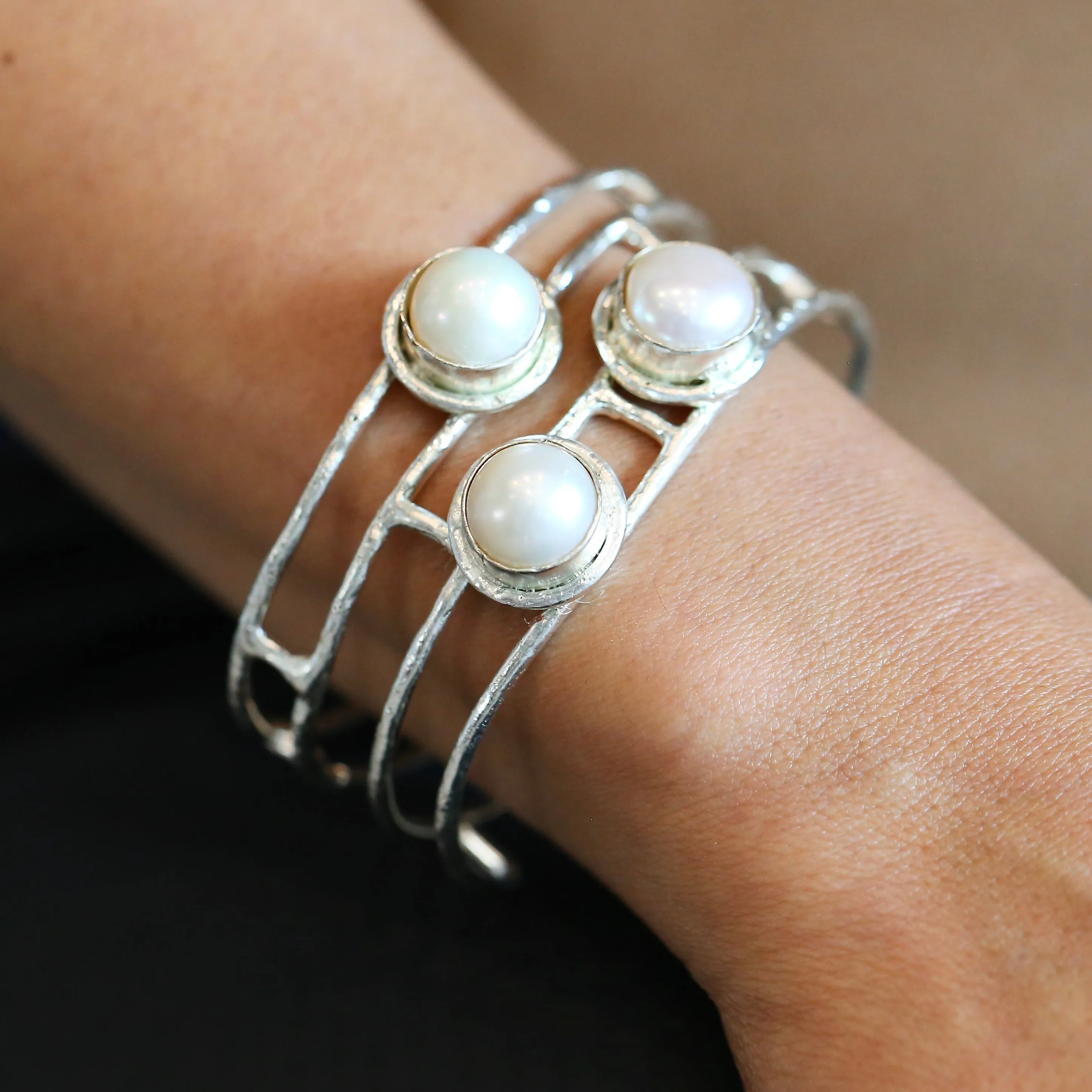 255-01-S | 3 PEARL CAGE CUFF ON SILVER