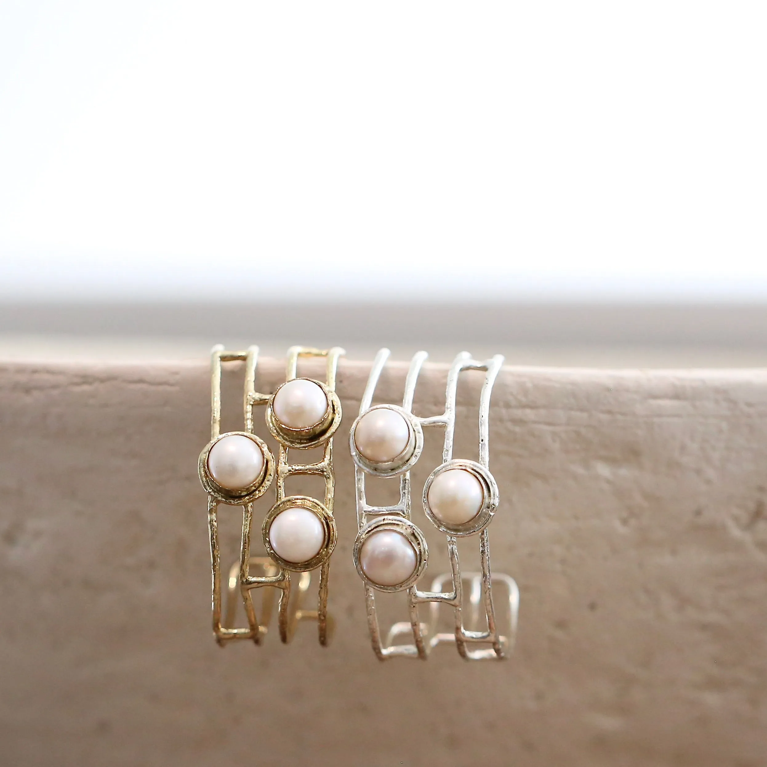 255-01-S | 3 PEARL CAGE CUFF ON SILVER