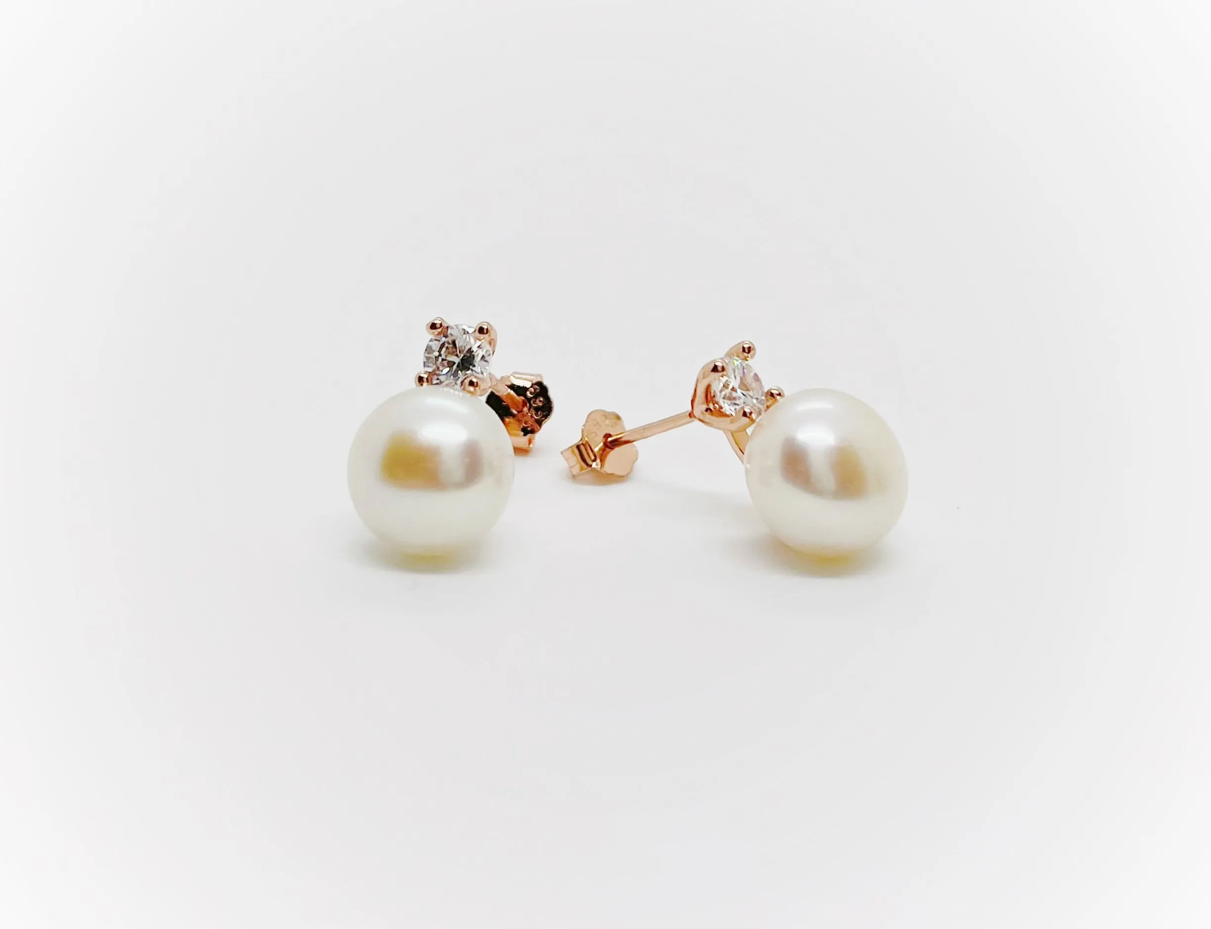 8-10mm AAA Grade Button Freshwater Pearl Stud with Cubic Zirconia